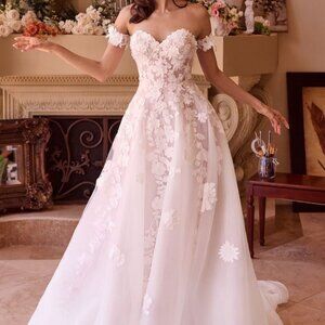 Wedding Dress.Strapless tulle bridal gown